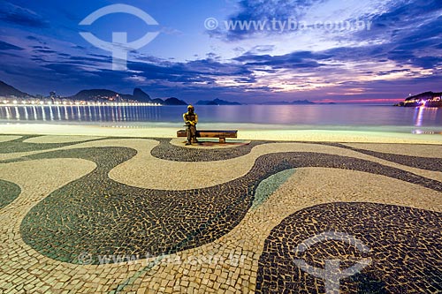  View of the statue of poet Carlos Drummond de Andrade on Post 6 during the dawn with the Sugarloaf in the background  - Rio de Janeiro city - Rio de Janeiro state (RJ) - Brazil