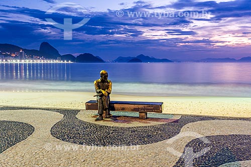  View of the statue of poet Carlos Drummond de Andrade on Post 6 during the dawn with the Sugarloaf in the background  - Rio de Janeiro city - Rio de Janeiro state (RJ) - Brazil