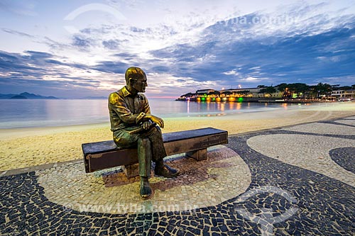  View of the statue of poet Carlos Drummond de Andrade on Post 6 during the dawn  - Rio de Janeiro city - Rio de Janeiro state (RJ) - Brazil