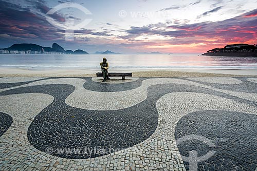  View of the statue of poet Carlos Drummond de Andrade on Post 6 during the dawn with the Sugarloaf in the background  - Rio de Janeiro city - Rio de Janeiro state (RJ) - Brazil