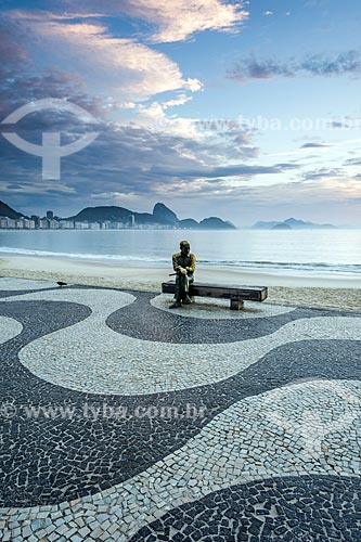 View of the statue of poet Carlos Drummond de Andrade on Post 6 during the dawn with the Sugarloaf in the background  - Rio de Janeiro city - Rio de Janeiro state (RJ) - Brazil
