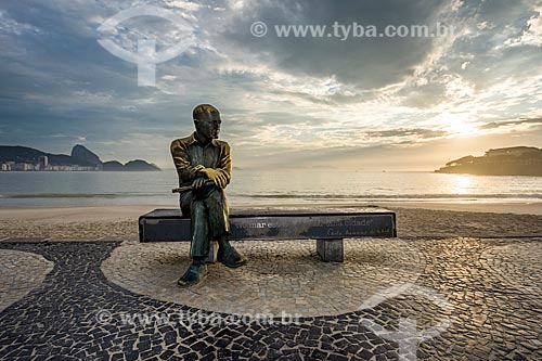  View of the statue of poet Carlos Drummond de Andrade on Post 6 during the dawn with the Sugarloaf in the background  - Rio de Janeiro city - Rio de Janeiro state (RJ) - Brazil