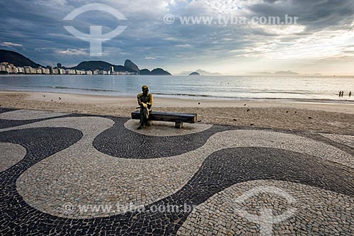  View of the statue of poet Carlos Drummond de Andrade on Post 6 during the dawn with the Sugarloaf in the background  - Rio de Janeiro city - Rio de Janeiro state (RJ) - Brazil