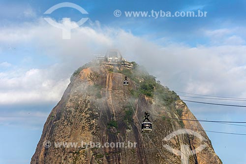  Cable car making the crossing between the Urca Mountain and Sugarloaf  - Rio de Janeiro city - Rio de Janeiro state (RJ) - Brazil