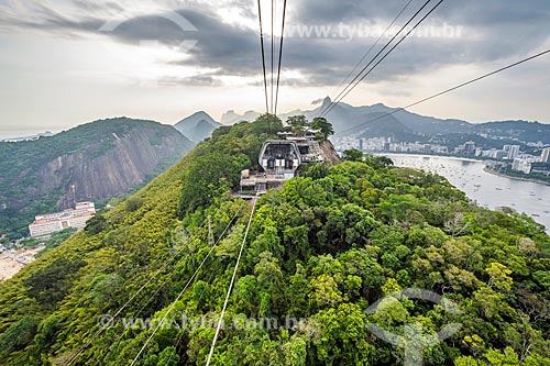  Cable car making the crossing between the Urca Mountain and Sugarloaf  - Rio de Janeiro city - Rio de Janeiro state (RJ) - Brazil