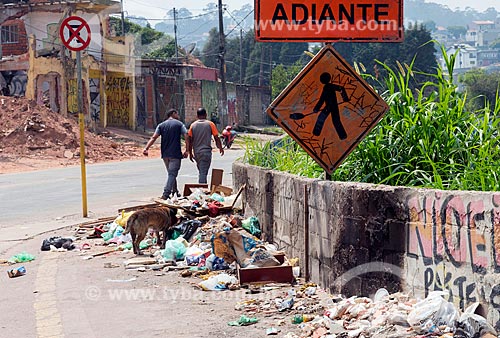  Trash illegally discarded - Maua city street  - Maua city - Sao Paulo state (SP) - Brazil