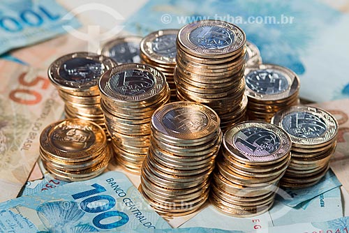  Brazilian currency - Real - coins of 1 real stacked over of banknote of 50 and 100 real  - Rio de Janeiro city - Rio de Janeiro state (RJ) - Brazil