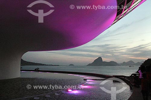  Niteroi Contemporary Art Museum (1996) - part of the Caminho Niemeyer (Niemeyer Way) - with special lighting - pink - due to the October Rosa campaign  - Niteroi city - Rio de Janeiro state (RJ) - Brazil