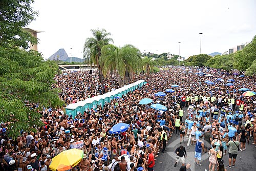  Parade of the Chora Me Liga carnival street troup - of the country duo Joao Lucas and Matheus - with the Sugarloaf in the background  - Rio de Janeiro city - Rio de Janeiro state (RJ) - Brazil