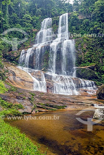  Woman - waterfall - Guapiacu Ecological Reserve  - Cachoeiras de Macacu city - Rio de Janeiro state (RJ) - Brazil