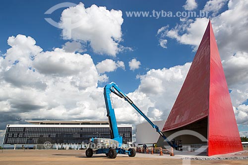  Labourers doing the maintaining the Monument to Human Rights (2006) - part of the Oscar Niemeyer Cultural Center  - Goiania city - Goias state (GO) - Brazil