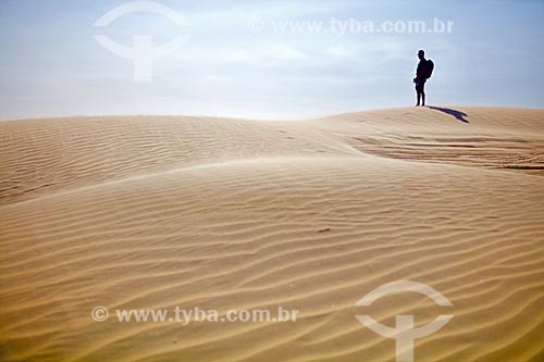  Man walking - dunes of the Parnaiba Delta  - Ilha Grande city - Piaui state (PI) - Brazil