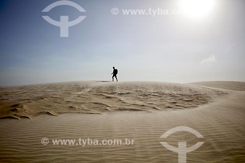  Man walking - dunes of the Parnaiba Delta  - Ilha Grande city - Piaui state (PI) - Brazil