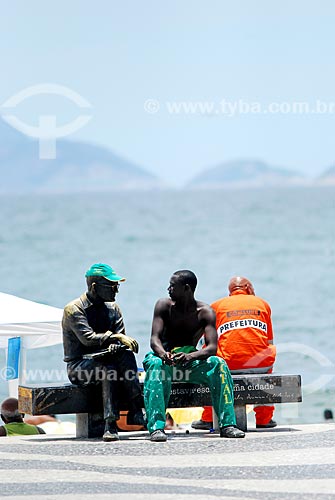  Men sittings beside the statue of poet Carlos Drummond de Andrade on Post 6  - Rio de Janeiro city - Rio de Janeiro state (RJ) - Brazil