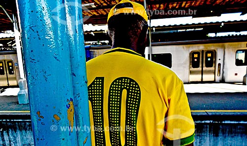  Detail of man with Brazilian Team shirt waiting for train - platform of train station  - Rio de Janeiro city - Rio de Janeiro state (RJ) - Brazil