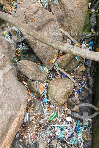  Detail of trash - Rio de Janeiro waterfront  - Rio de Janeiro city - Rio de Janeiro state (RJ) - Brazil