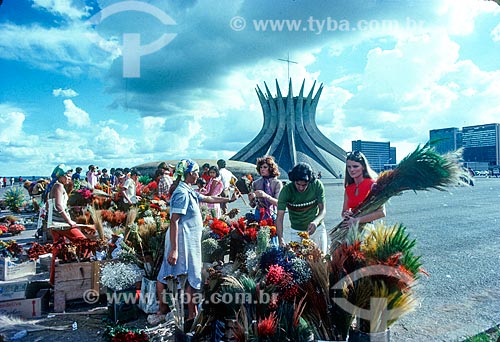  Street vendor of flowers during uutdoor mass - Metropolitan Cathedral of Our Lady of Aparecida - also known as Cathedral of Brasilia  - Brasilia city - Distrito Federal (Federal District) (DF) - Brazil