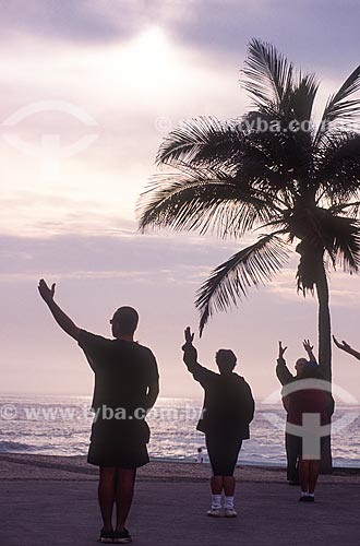  Tai chi - Arpoador Beach - 2000s  - Rio de Janeiro city - Rio de Janeiro state (RJ) - Brazil