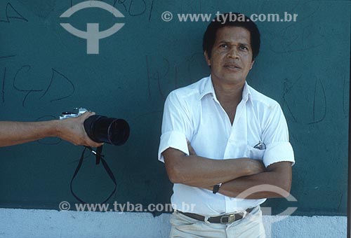  Detail of the photographer Walter Firmo receiving photographic camera - 80s  - Rio de Janeiro city - Rio de Janeiro state (RJ) - Brazil
