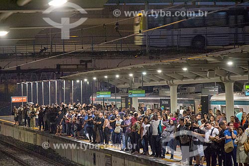  Passengers - platform - Sao Cristovao Station of Supervia - rail transport services concessionaire  - Rio de Janeiro city - Rio de Janeiro state (RJ) - Brazil