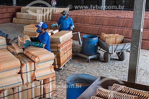  Labourer moisturizing pottery that came out of the oven in sustainable pottery  - Parelhas city - Rio Grande do Norte state (RN) - Brazil