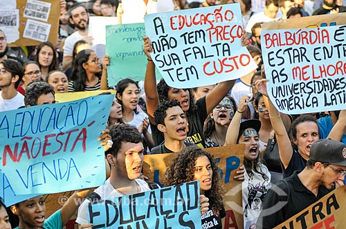  Manifestation against cuts (contingency) of funds to university education  - Sao Jose do Rio Preto city - Sao Paulo state (SP) - Brazil