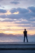 Man watching the sunrise on Copacabana beach - Rio de Janeiro city - Rio de Janeiro state (RJ) - Brazil