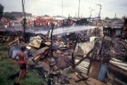 Firefighters controlling fire in slum - Baixada Fluminense - 80s - Duque de Caxias city - Rio de Janeiro state (RJ) - Brazil