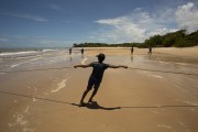 Fisherman collecting fishing net - Riacho Beach - Prado city - Bahia state (BA) - Brazil