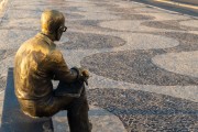 Detail of the statue of the poet Carlos Drummond de Andrade on Copacabana Beach - Rio de Janeiro city - Rio de Janeiro state (RJ) - Brazil