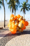 Street ball seller on the promenade of Copacabana Beach - Rio de Janeiro city - Rio de Janeiro state (RJ) - Brazil