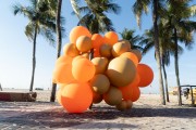 Street ball seller on the promenade of Copacabana Beach - Rio de Janeiro city - Rio de Janeiro state (RJ) - Brazil