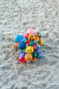 Street ball seller on Copacabana Beach - Rio de Janeiro city - Rio de Janeiro state (RJ) - Brazil