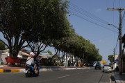 Motorcyclist with helmet on Amazonas Avenue - Parintins city - Amazonas state (AM) - Brazil