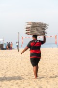 Worker carrying beach chairs for rent - Rio de Janeiro city - Rio de Janeiro state (RJ) - Brazil