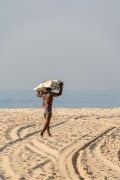 Worker carrying tent tarpaulin - Rio de Janeiro city - Rio de Janeiro state (RJ) - Brazil