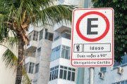 Sign indicating a parking space for the elderly on Atlantica Avenue - Rio de Janeiro city - Rio de Janeiro state (RJ) - Brazil