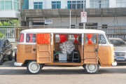 Kombi transporting cotton candy on Atlantica Avenue - Rio de Janeiro city - Rio de Janeiro state (RJ) - Brazil