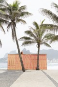 Fence protecting construction site on the edge of Arpoador Beach - Rio de Janeiro city - Rio de Janeiro state (RJ) - Brazil