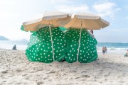 Sun umbrellas on the sand of Copacabana Beach - Rio de Janeiro city - Rio de Janeiro state (RJ) - Brazil