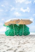 Sun umbrellas on the sand of Copacabana Beach - Rio de Janeiro city - Rio de Janeiro state (RJ) - Brazil