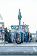 Trailer used to sell souvenirs on Copacabana Beach - Rio de Janeiro city - Rio de Janeiro state (RJ) - Brazil