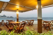 Kiosk on Copacabana Beach with with tables and chairs - Rio de Janeiro city - Rio de Janeiro state (RJ) - Brazil