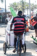 Ice transport by tricycle on the Arpoador Beach - Rio de Janeiro city - Rio de Janeiro state (RJ) - Brazil