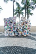 Street vendor of electronic equipment on Copacabana Beach - Rio de Janeiro city - Rio de Janeiro state (RJ) - Brazil