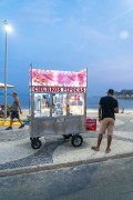 Street vendor of churros and popcorn - Post 6 - Copacabana Beach - Rio de Janeiro city - Rio de Janeiro state (RJ) - Brazil