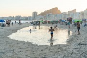 Bathers in a natural pool - Copacabana Beach - Rio de Janeiro city - Rio de Janeiro state (RJ) - Brazil