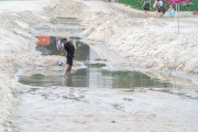 Child playing in sewage outlet (black tongue) at Post 5 on Copacabana Beach - Rio de Janeiro city - Rio de Janeiro state (RJ) - Brazil