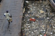 Trash accumulated on the banks of Negro River - Manaus city - Amazonas state (AM) - Brazil