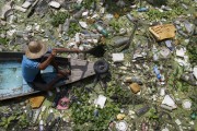 Trash accumulated in the Negro River - Manaus city - Amazonas state (AM) - Brazil